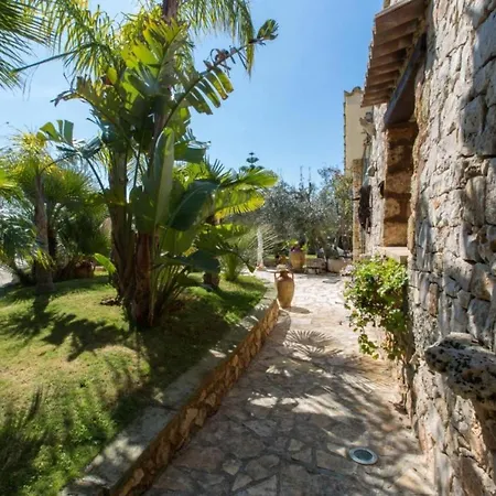 Tiziana Villa *